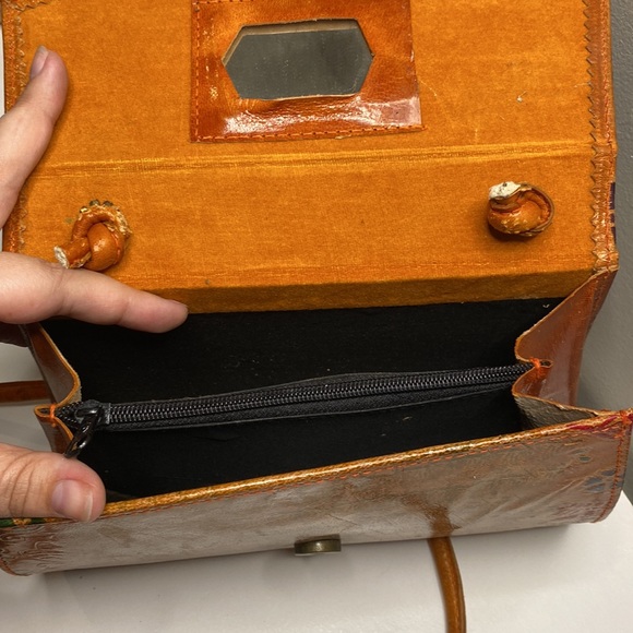 Vintage Carmel Colored Tooled Dyed Leather Crossbody/Shoulder Handbag - Picture 9 of 11